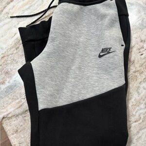 Nike Tech YouthXlg Two-Tone Black and Gray Joggers